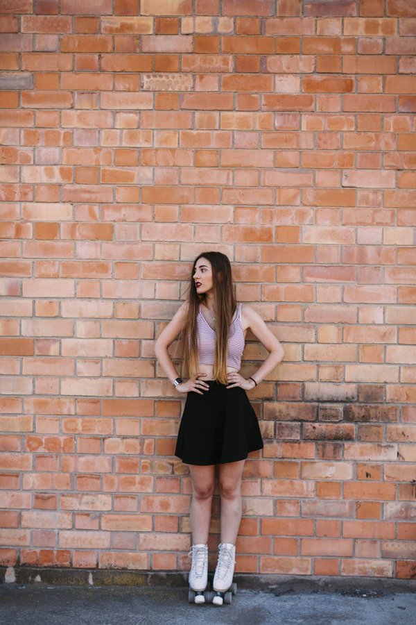 Le phénomène des t-shirts Y2K : Un retour vers le futur de la mode ou simple nostalgie ?