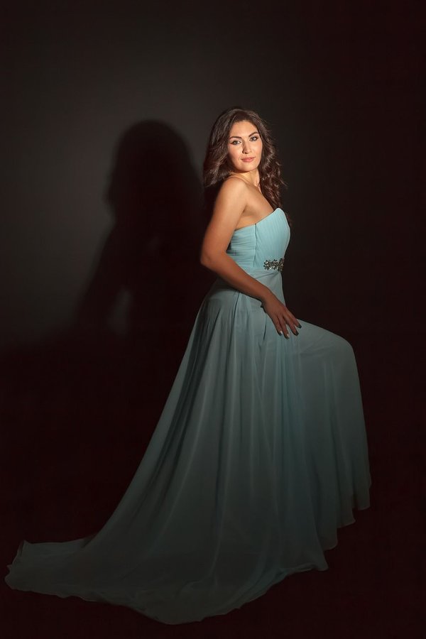 Quelle couleur de chaussures choisir avec une robe turquoise ?