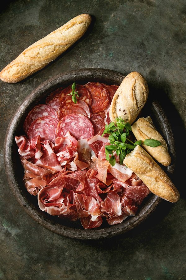 Comment assortir des bijoux dorés avec des tenues de couleur vive ?